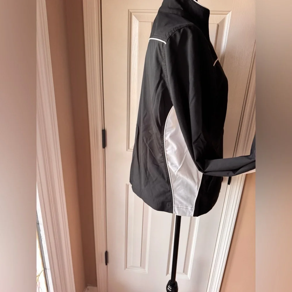 Nike Fit Dry Women's Black and White Utility Jacket